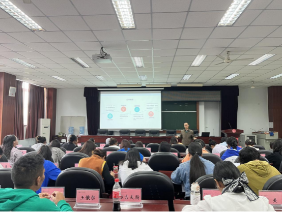 中心教师为幼儿园教师幼儿园教师解读《信息技术应用能力测评》