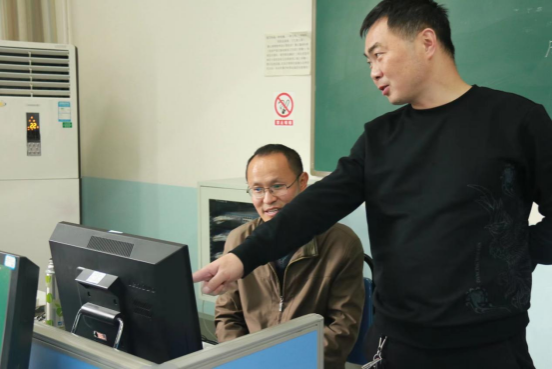 中心教师为国培学员分享创客教育中的数字多媒体技术